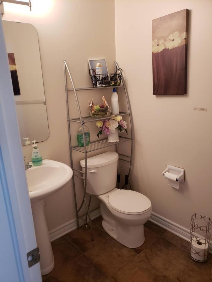 Lovely Guest Entire Apartment Minutes From Ottawa Airport Bagian luar foto